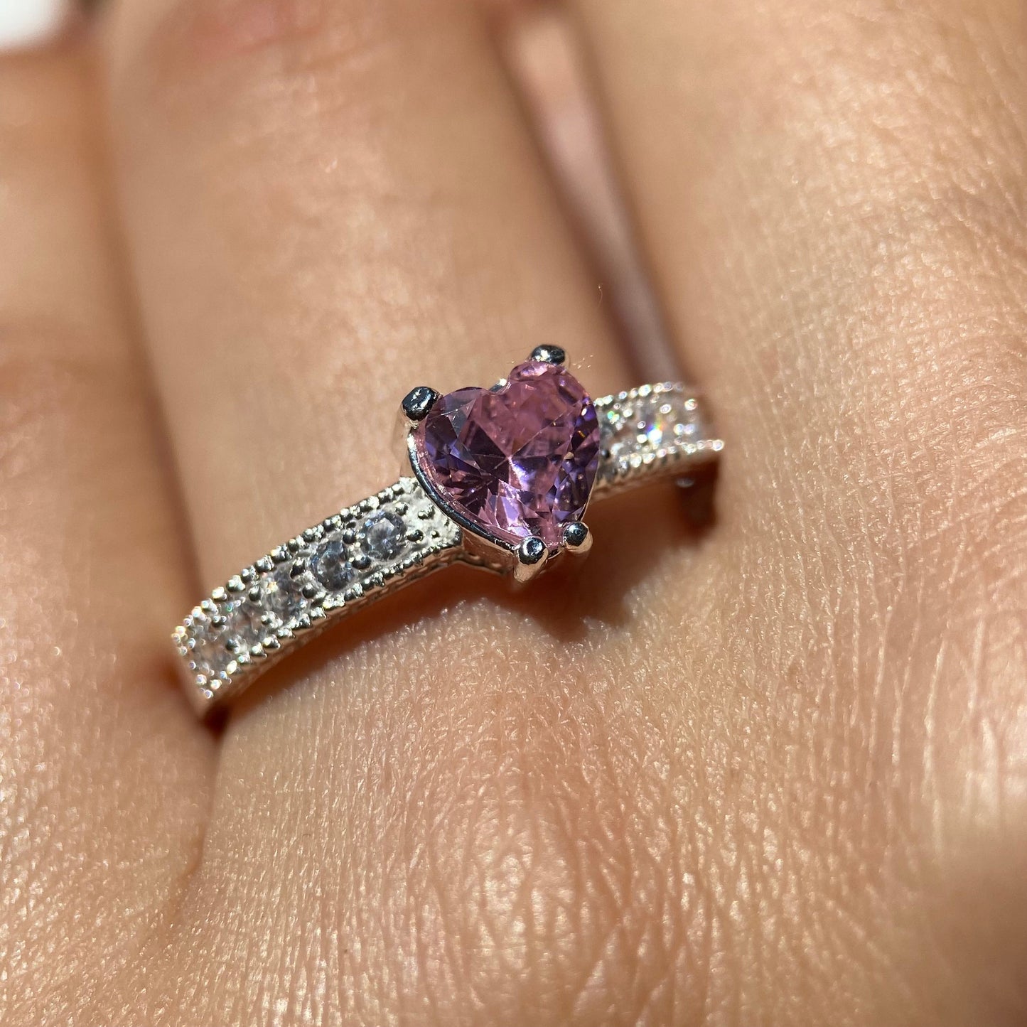 Fanny ring in 18k white gold with pink zirconia