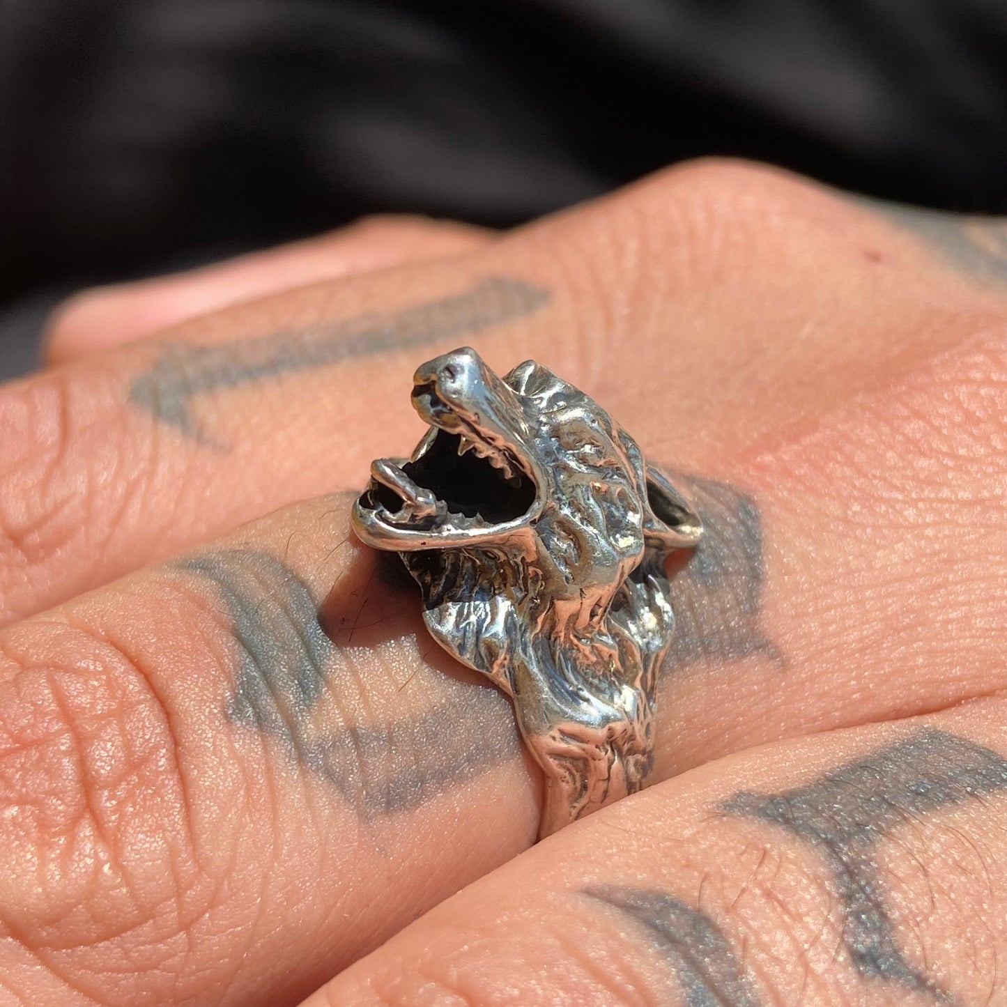 Wolf ring in blued silver Cod: ANPML003