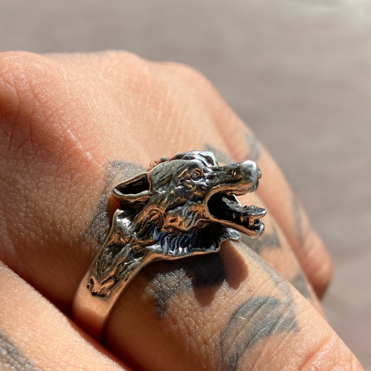 Wolf ring in blued silver Cod: ANPML003