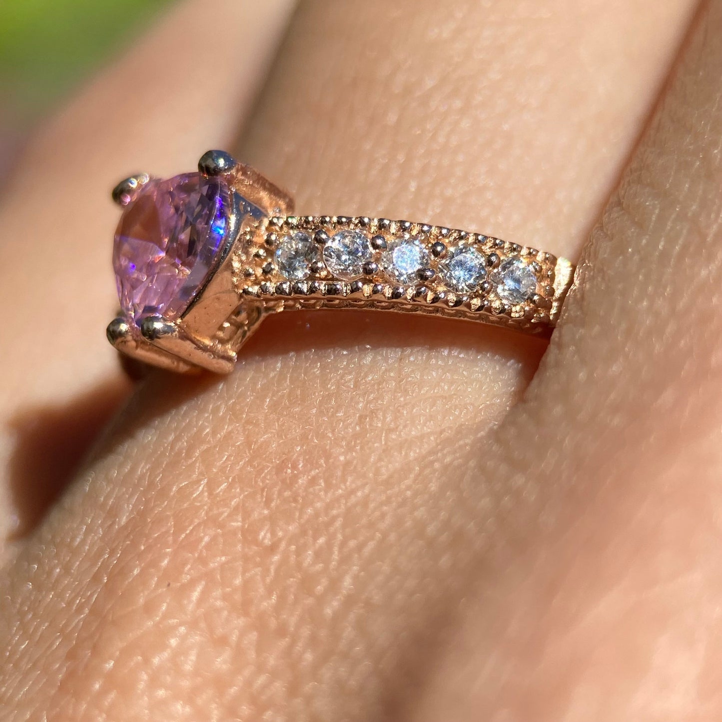 Fanny ring in 18k rose gold with pink zirconia