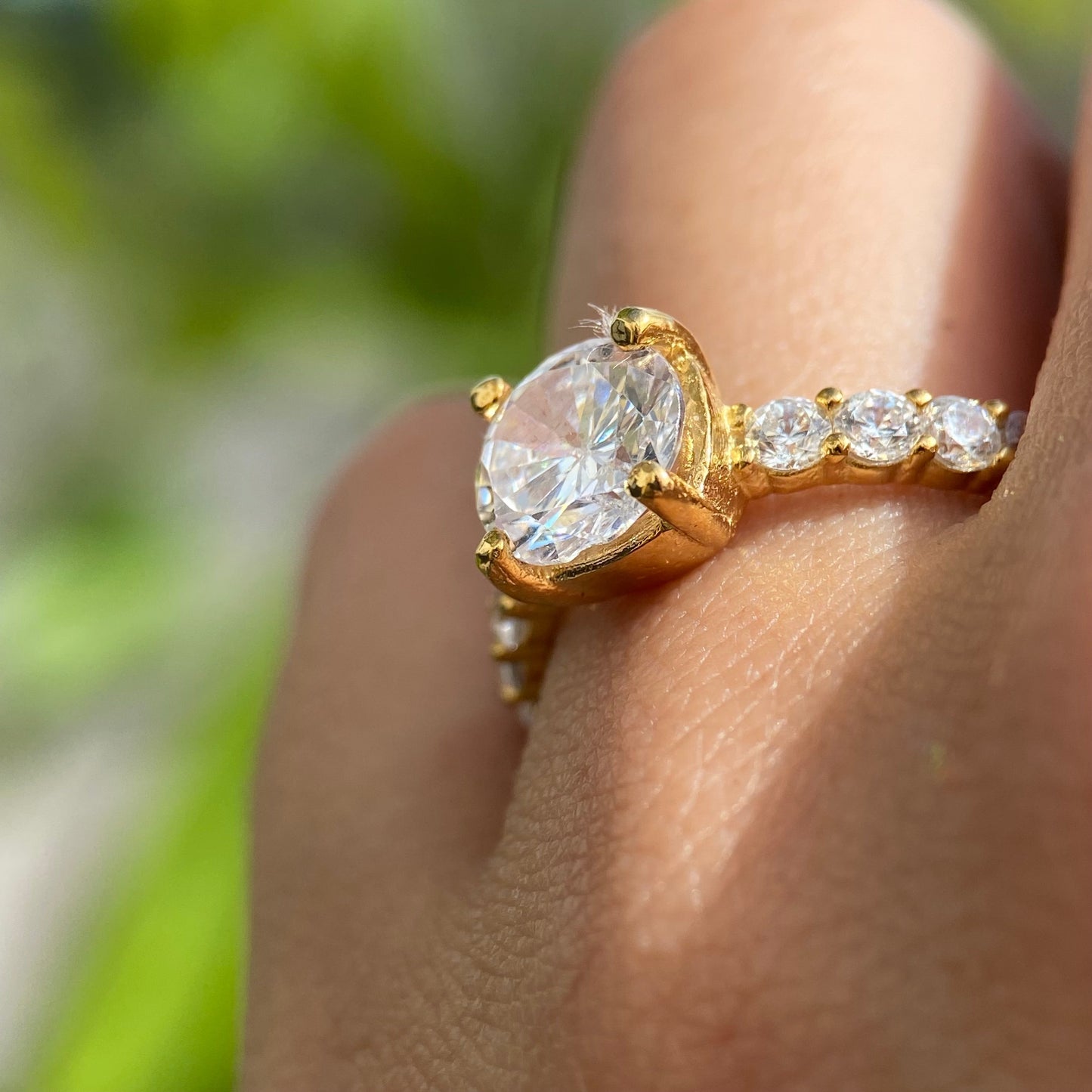 Cassie ring in 18k yellow gold with zircons